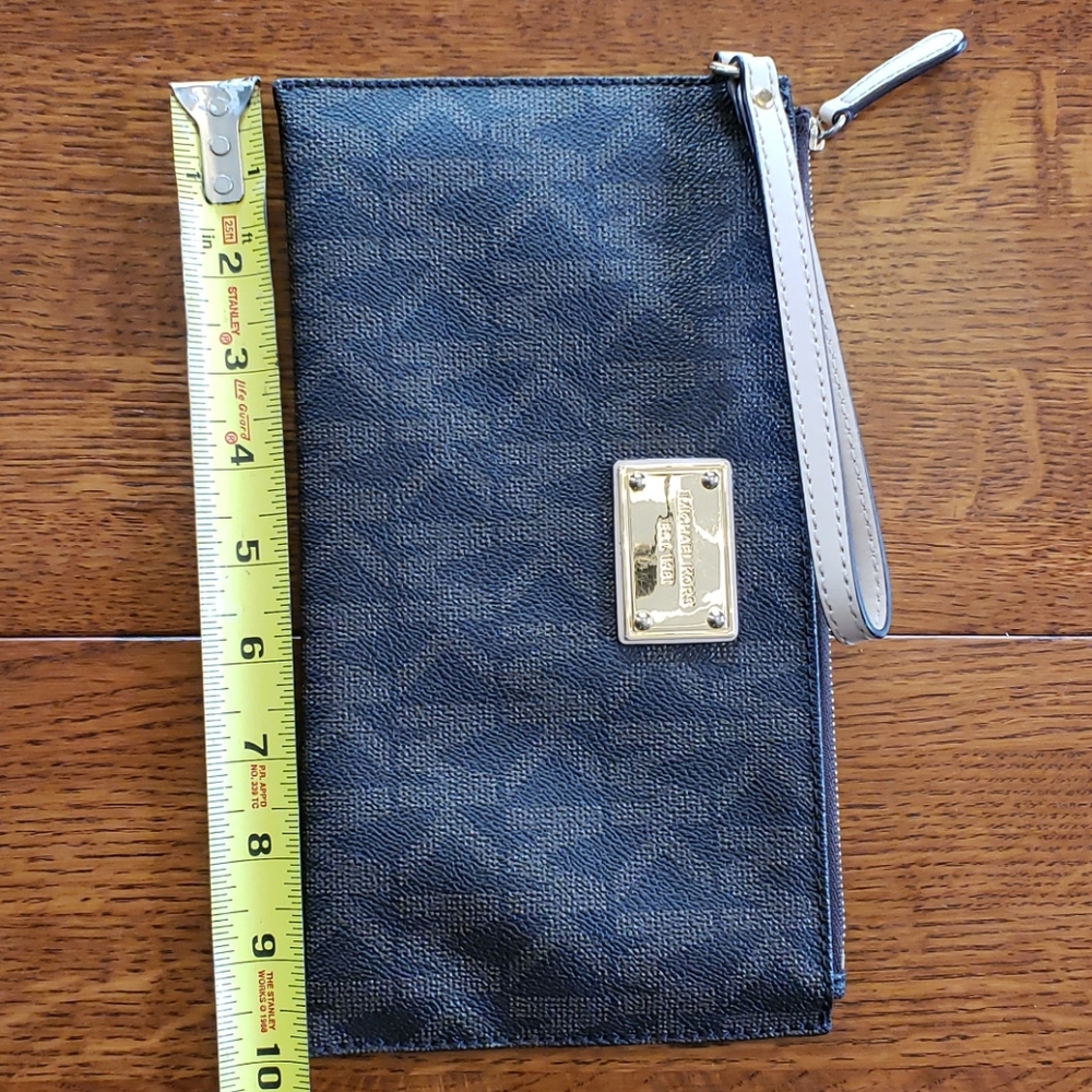 Authentic NWOT Michael Kors Large Logo Wristlet